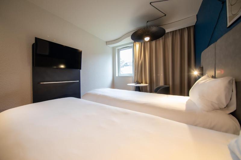 Standard Twin Room image 4