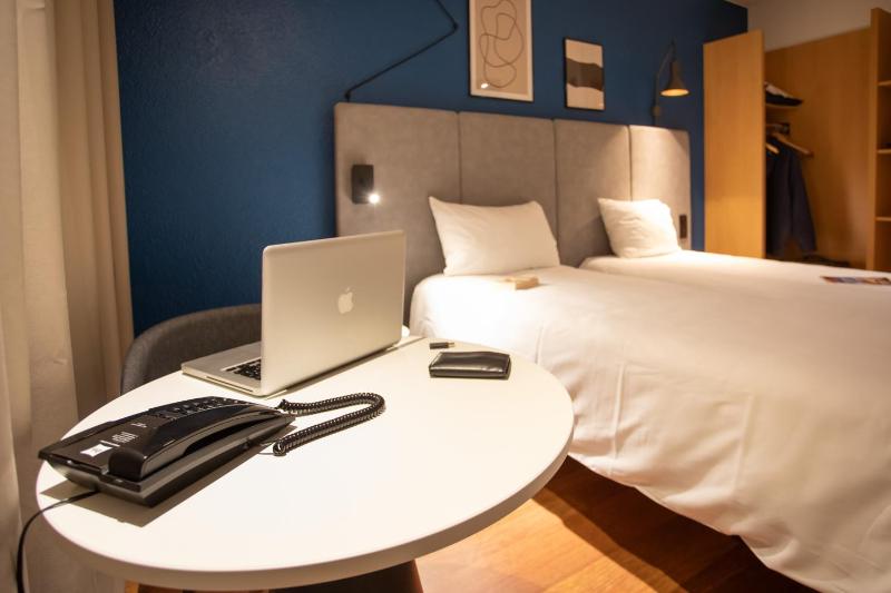Standard Twin Room image 3