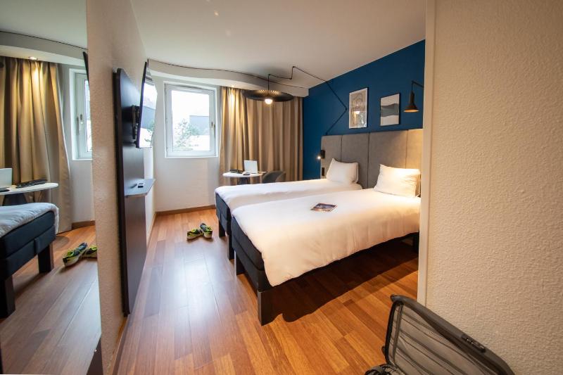 Standard Twin Room image 2