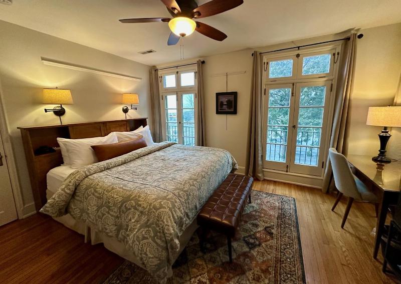 Deluxe King Room image 1