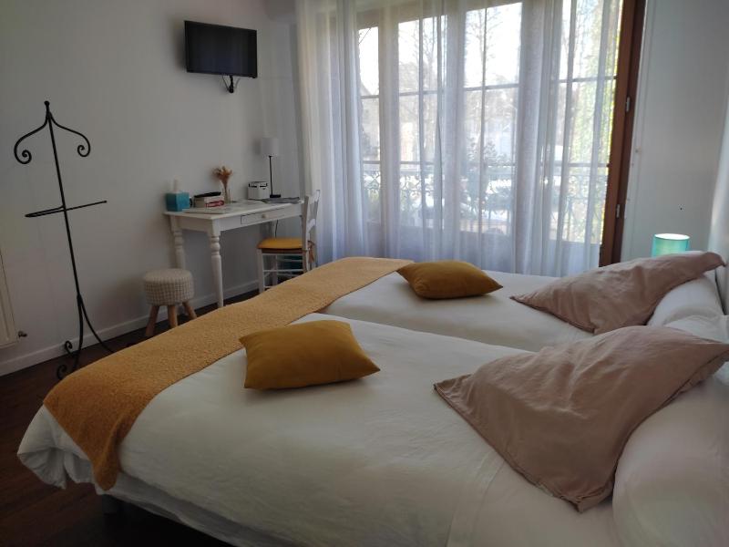 Twin Room with Shower image 4