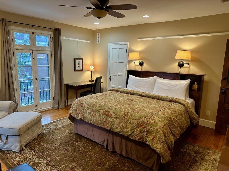 Standard King Room image 1