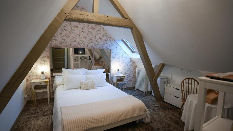 Small Double Room image 2