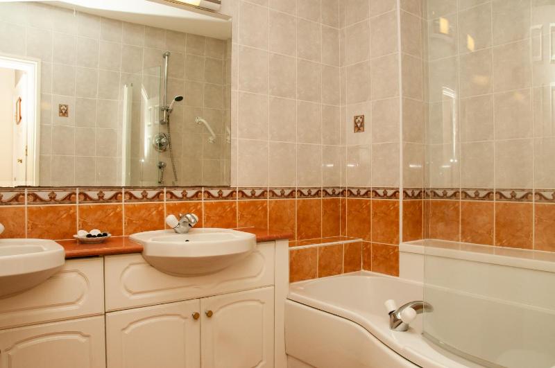 Double Room with Sea View image 3