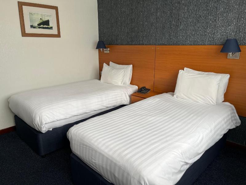 Standard Twin Room image 2