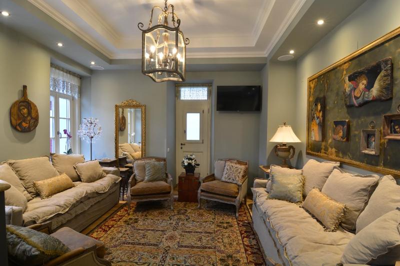 One-Bedroom Suite with Sofa Bed image 2