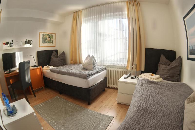 Standard Twin Room image 4