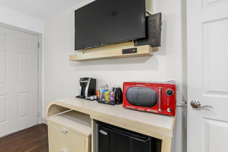 King Room - Accessible/Non-Smoking image 3