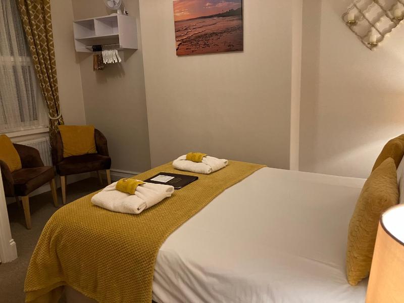 Double Room with Private Bathroom image 1