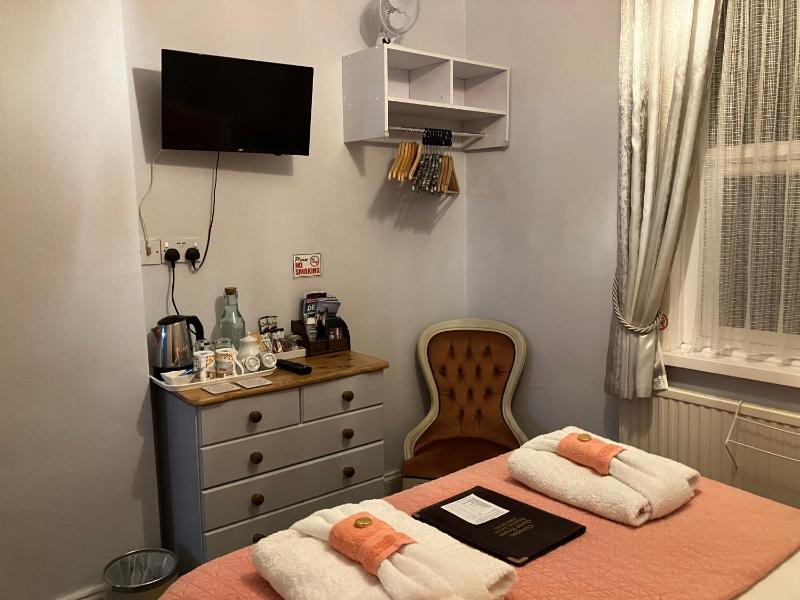 Double Room with Private Bathroom image 4