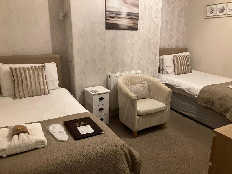 Twin Room with Private External Bathroom image 4