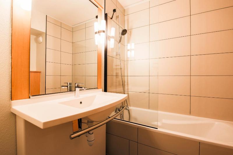 Family Quadruple Room with bunkbeds and bathtub image 3