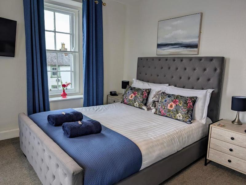 Superior King Room image 3