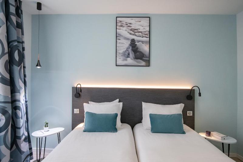 Deluxe Twin Room image 3
