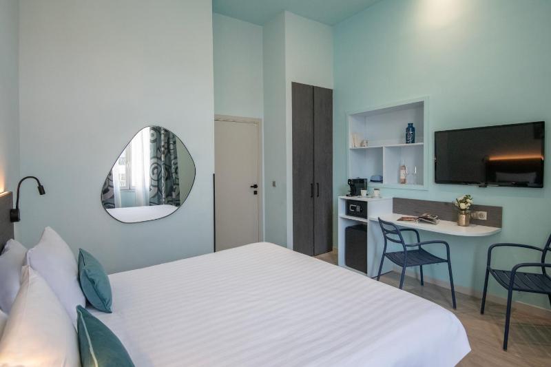 Deluxe Queen Room image 3
