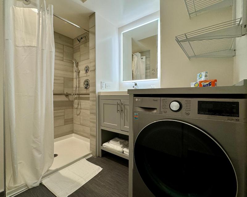 One-Bedroom Deluxe Two Bed Suite image 3