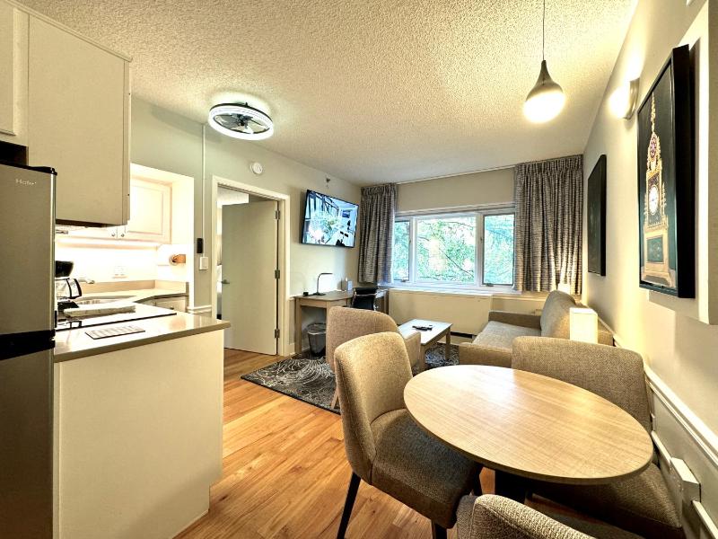 One-Bedroom Deluxe Two Bed Suite image 2