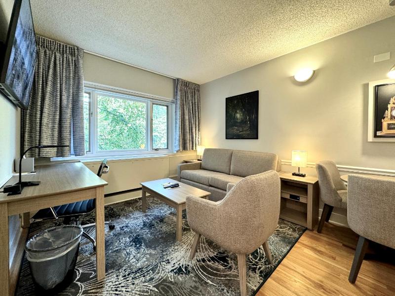 One-Bedroom Deluxe Two Bed Suite image 4
