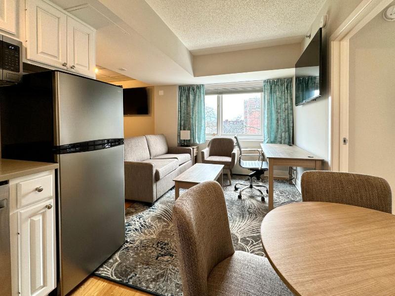 Two-Bedroom Two Bed Suite image 1