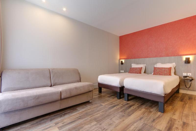 Family Room with Double Bed and Twin Beds image 2