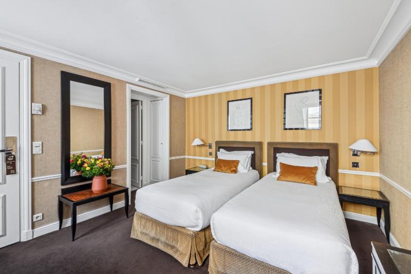 Deluxe Twin Room image 3