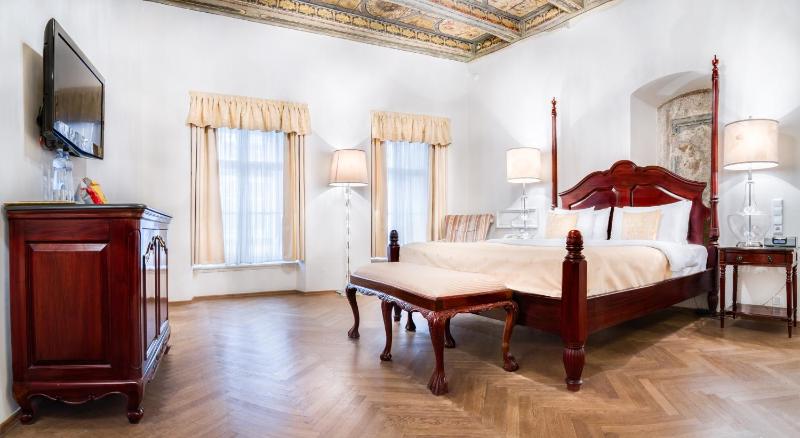 Deluxe Double or Twin Room image 3