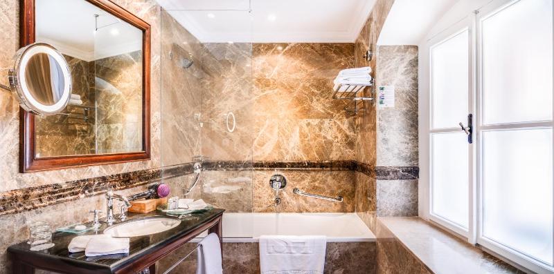 Standard Double or Twin Room image 4