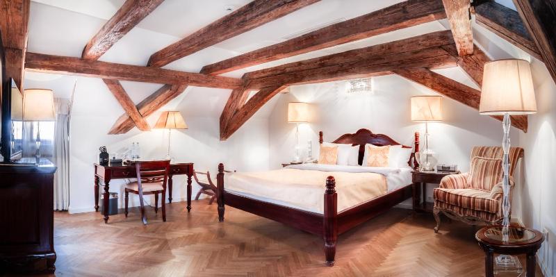 Deluxe Double or Twin Room image 4