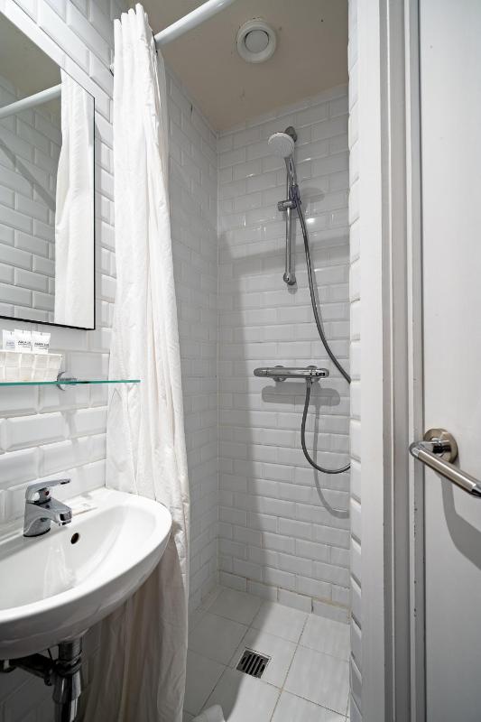 Single Room image 4