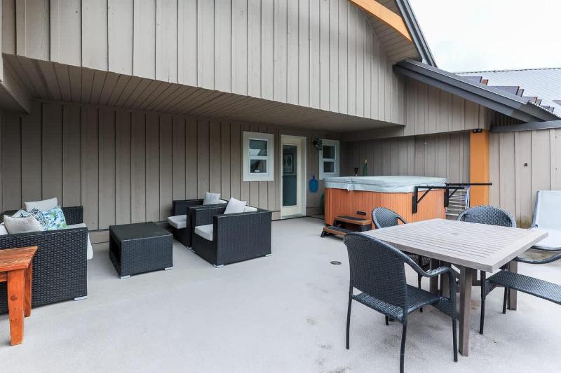 Whistler Village North Retreat - Private Hot tub - image 6