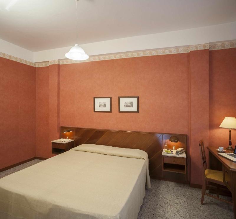 Economy Room image 3