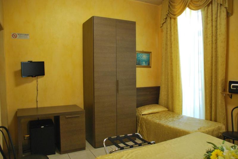 Double Room image 3