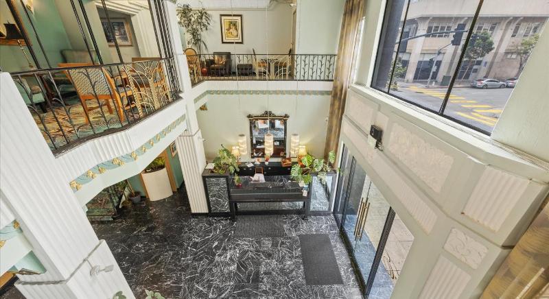 Embassy Hotel - image 3