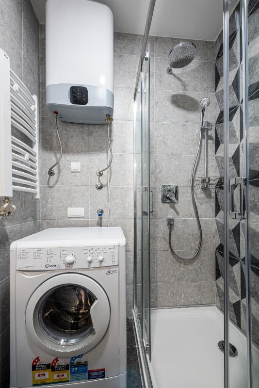 Modern Bright Studio-Free private parking-Fast Wi-Fi - image 10