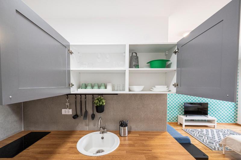 Modern Bright Studio-Free private parking-Fast Wi-Fi - image 9