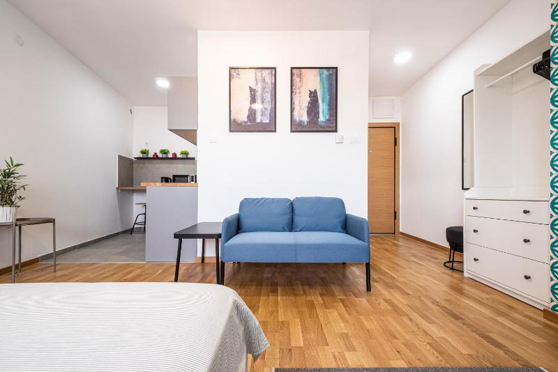 Modern Bright Studio-Free private parking-Fast Wi-Fi - image 6