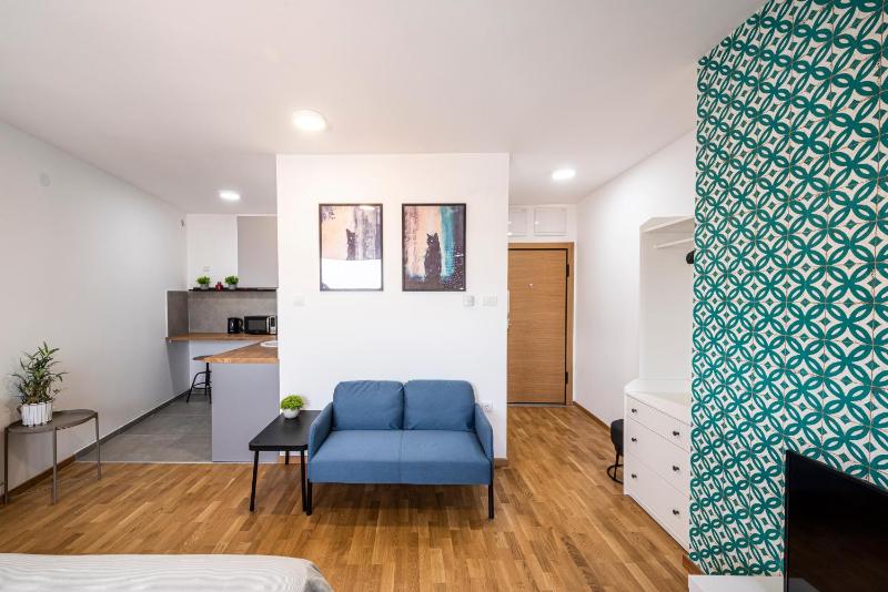 Modern Bright Studio-Free private parking-Fast Wi-Fi - image 13