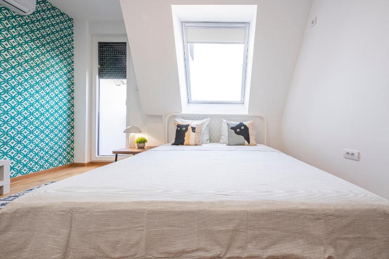 Modern Bright Studio-Free private parking-Fast Wi-Fi - image 5