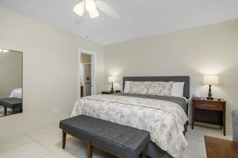 Queen Bed Room image 2