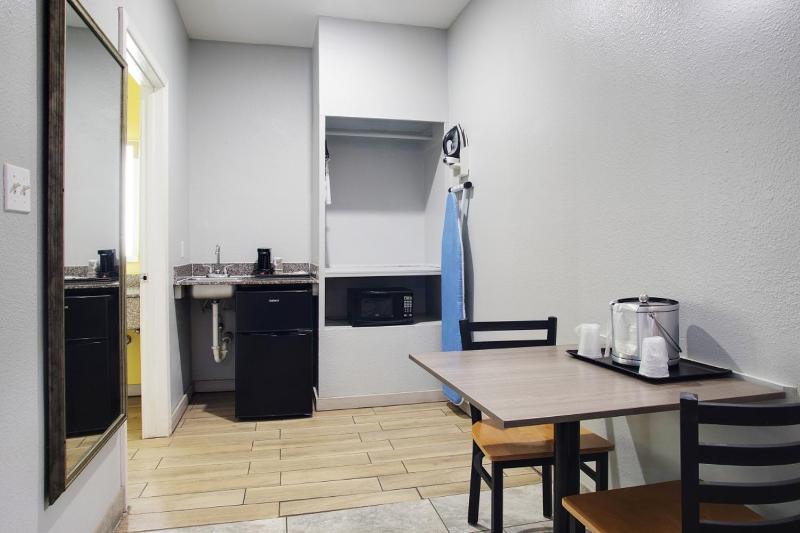 2 Queen Standard Suite - 1st Floor  image 4