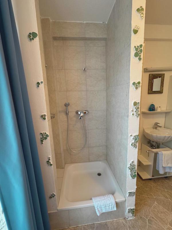 Single Room with Shared Toilet image 4