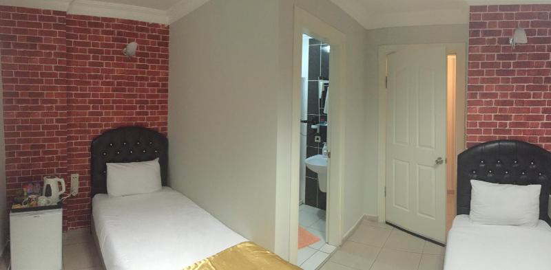 Standard Quadruple Room image 3