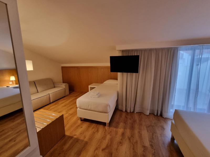 Junior Suite with Terrace image 3