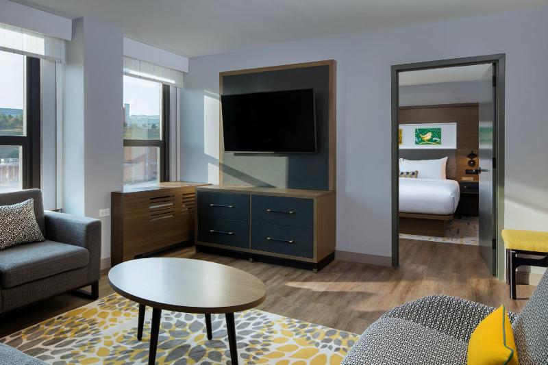 One-Bedroom Suite image 4
