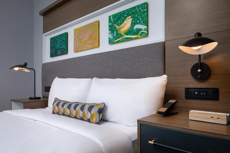 Standard King Room image 2