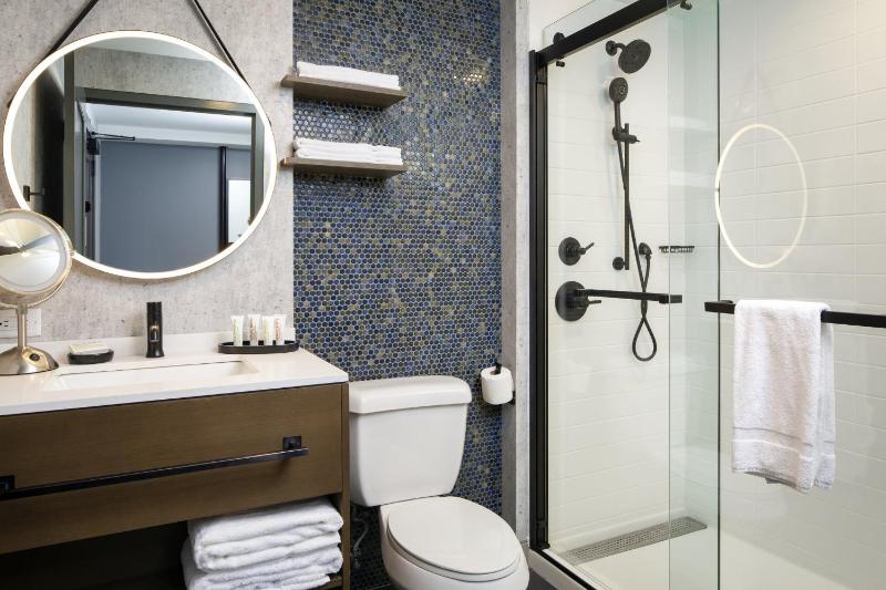 Standard King Room image 3