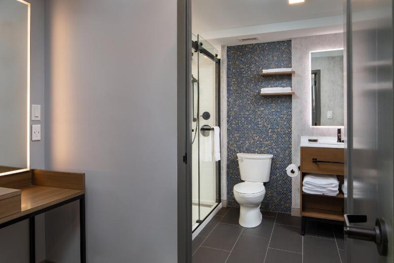 One-Bedroom Suite image 4