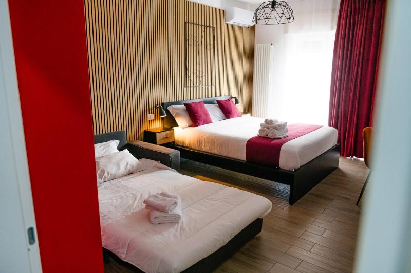 Double Room with Balcony image 4