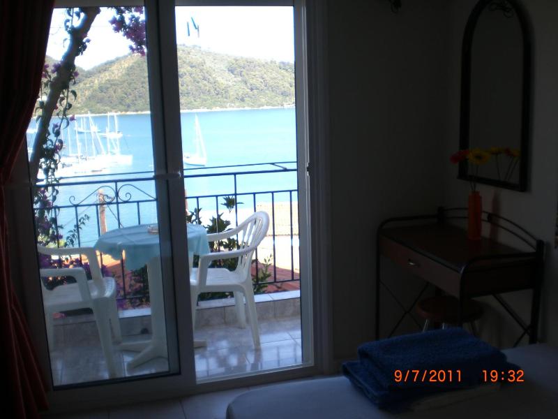 Single Room with Sea View image 3