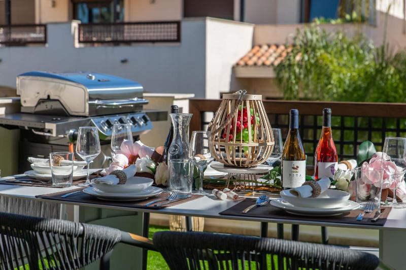 VACATION MARBELLA I The Sovereign Penthouse New Furniture Gated Complex Large Communal Pool 24h Security 5min to Puerto Banus - image 8